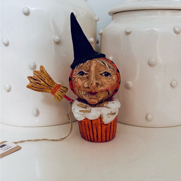 Debra Schoch Bethany Lowe Witch Cupcake with Broom NWT - Picture 1 of 4